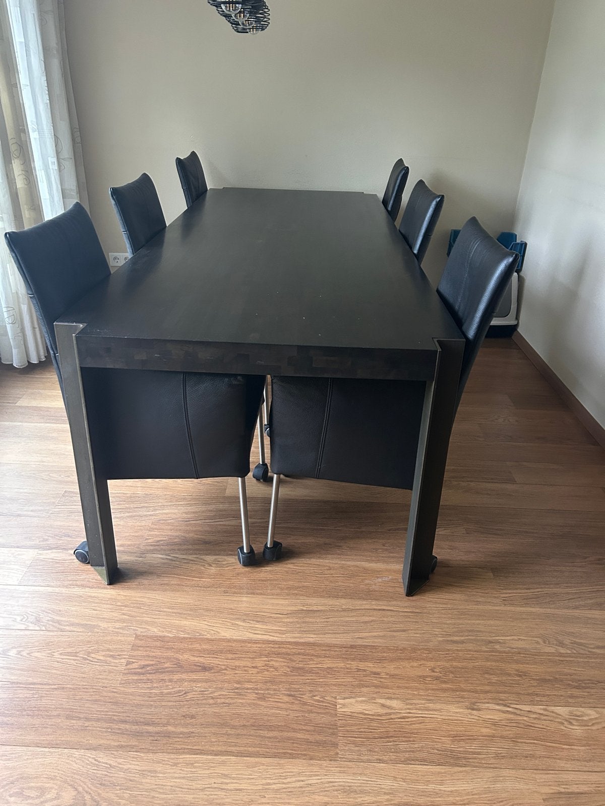Robuuste eettafel met 6 leren stoelen op wieltjes, Huis en Inrichting, Tafels | Eettafels, Ophalen, Gebruikt, 200 cm of meer, 50 tot 100 cm