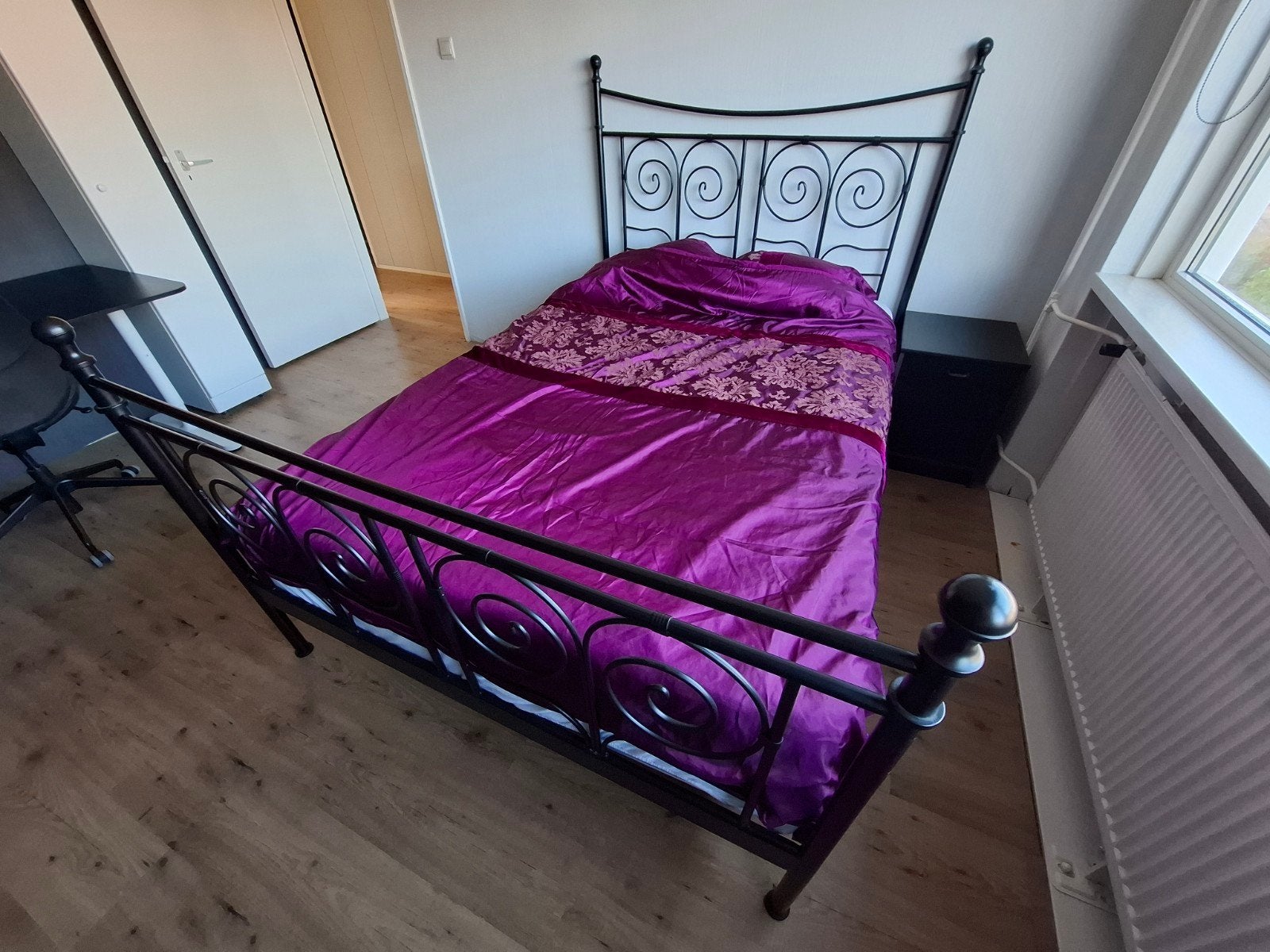 Tweepersoonsbed met metalen frame en sierlijke krullen, Huis en Inrichting, Ophalen, Gebruikt, Zwart, Tweepersoons