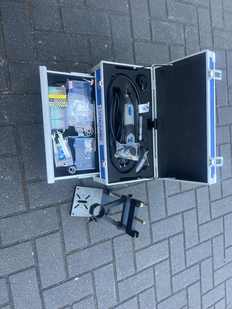Dremel met accessoires en standaard in koffer, Ophalen of Verzenden, Gebruikt