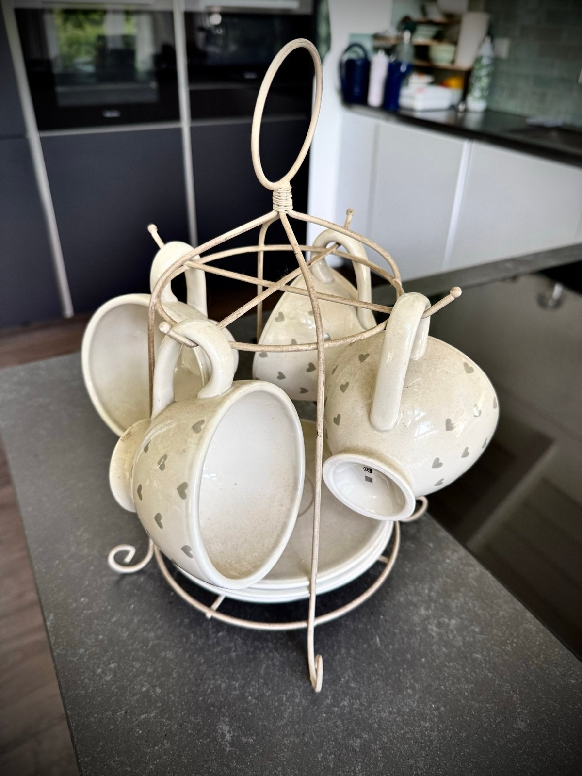 Romantisch crèmekleurig kop en schotel setje met rekje, Gebruikt, Keramiek, Ophalen of Verzenden, Overige stijlen