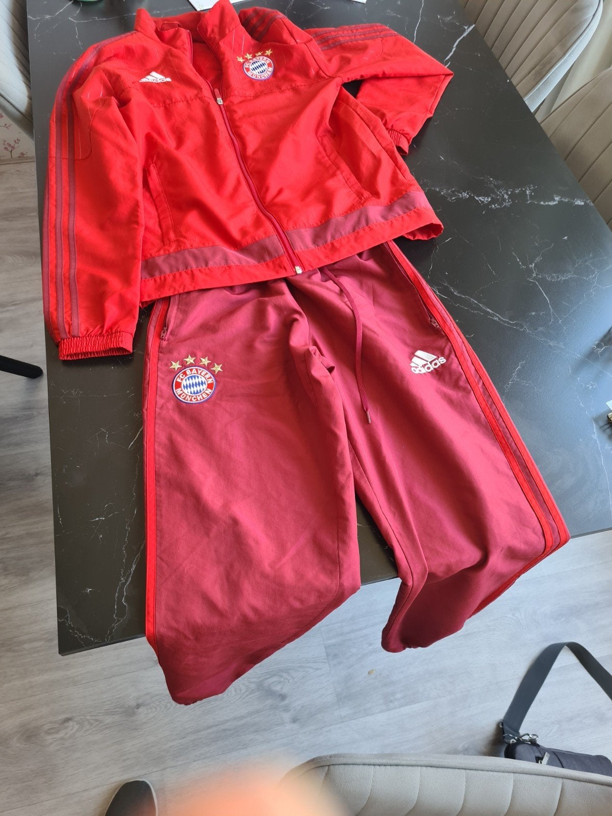 Adidas FC Bayern München Trainingspak Maat S, Sport en Fitness, Voetbal, Ophalen, Zo goed als nieuw