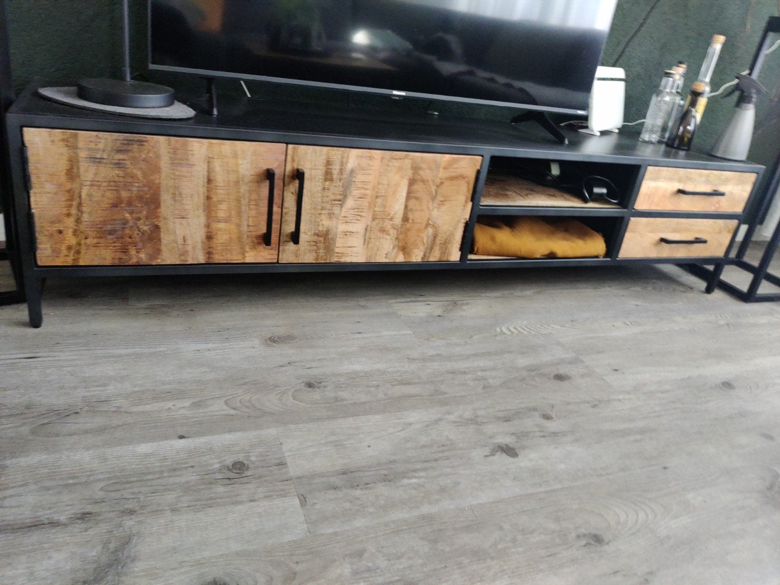 Tv kast, mangohout met zwart metaal . Degelijke, zware kast, Ophalen, Minder dan 50 cm, Zo goed als nieuw, 150 tot 200 cm