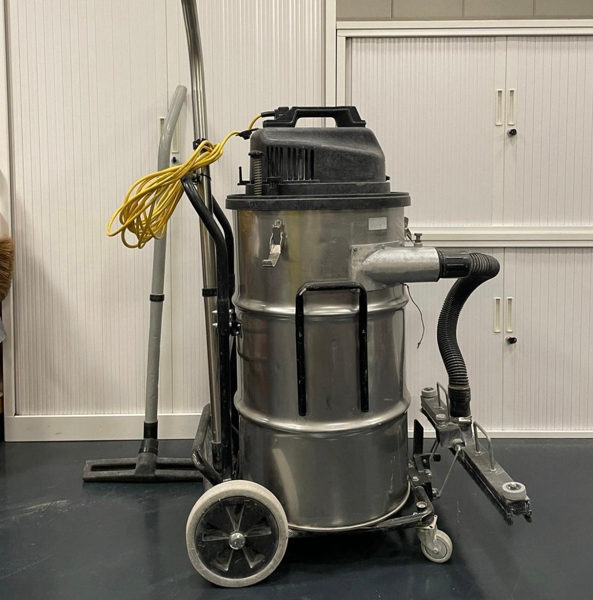 Numatic Industriële Stofzuiger 2000W - Krachtig en Robuust, Ophalen, Inclusief accessoires, Gebruikt, Numatic