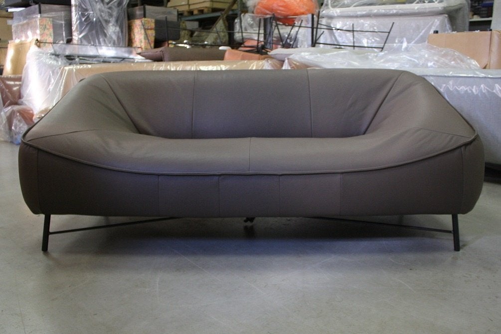 2x prachtige luxe bank GLOBE Jess Design metaal echt leer, Huis en Inrichting, Ophalen, 250 tot 300 cm, Driepersoons, Zo goed als nieuw