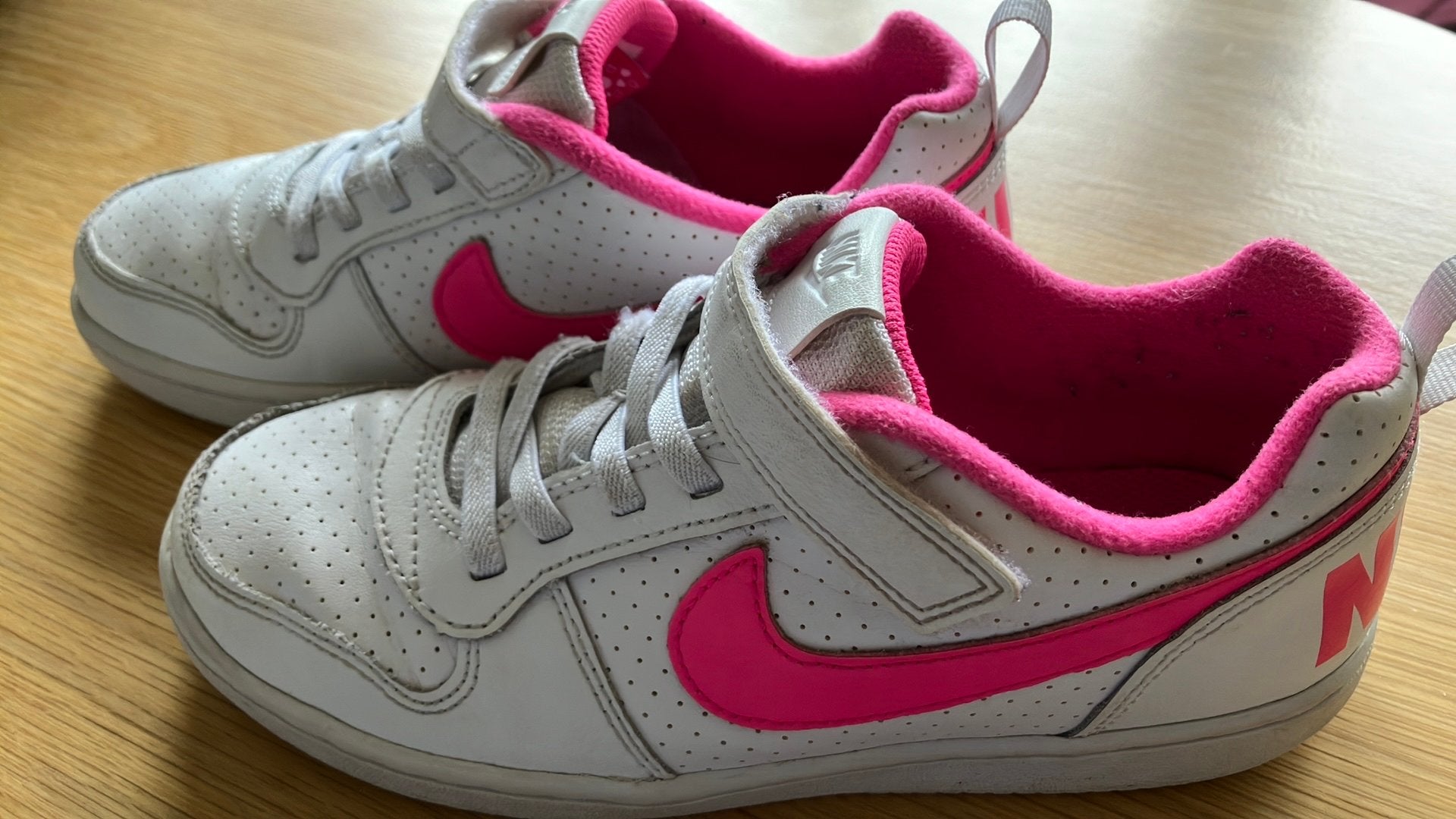 Nike sneakers 34. Klittenband wit- rose, Meisje, Schoenen, Ophalen of Verzenden, Zo goed als nieuw