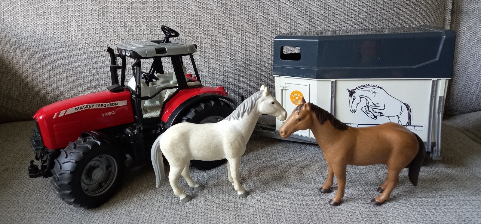 Bruder Massey Ferguson tractor met paardentrailer en paarden, Ophalen of Verzenden, Gebruikt