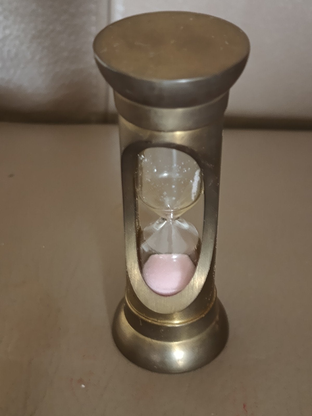 Vintage zandloper van messing met roze zand, Ophalen of Verzenden