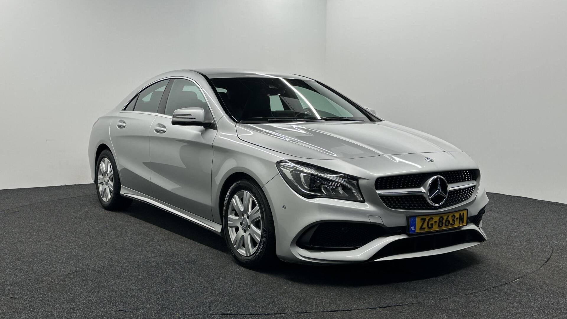 Mercedes CLA-klasse 180 Business Solution AMG NAVI CRUISE LM, Auto's, Gebruikt, 4 cilinders, Leder en Stof, 122 pk