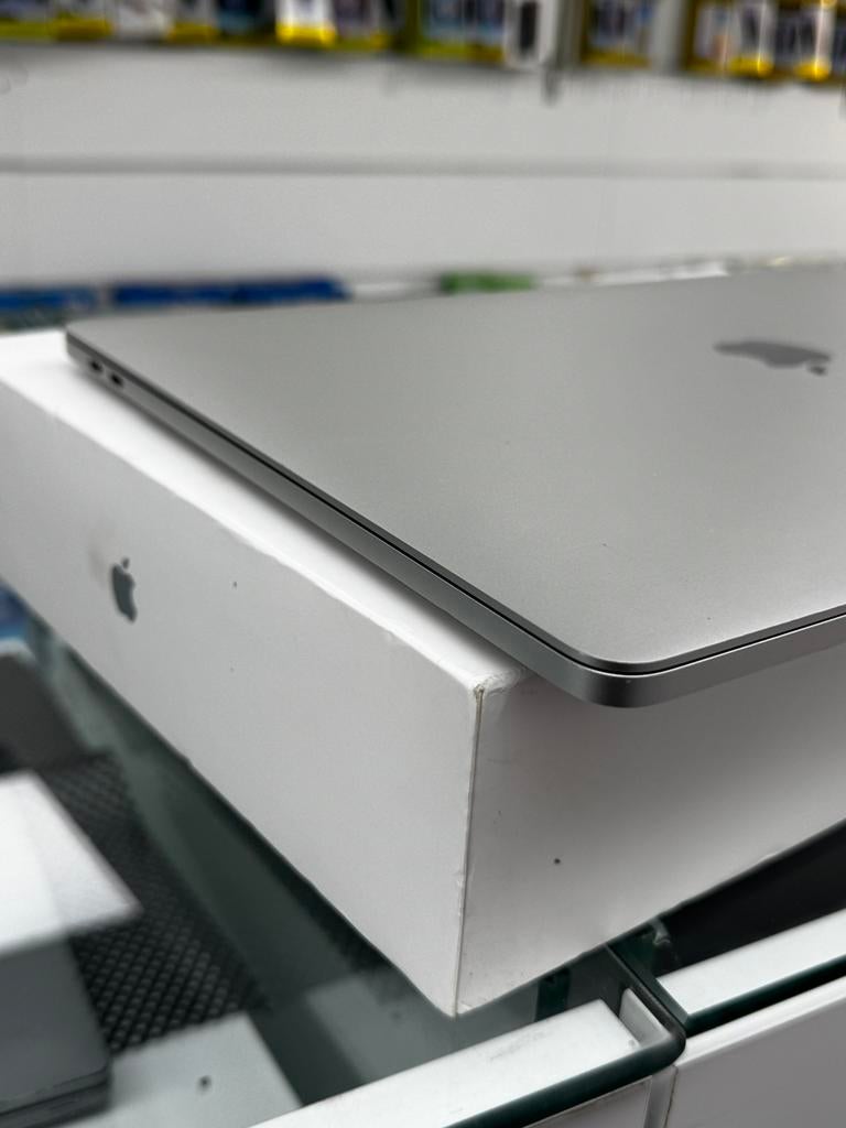 MacBook Pro 15” 2018 i7 16GB 512GB Radeon €450, MacBook Pro, 512 GB, Ophalen of Verzenden, Zo goed als nieuw