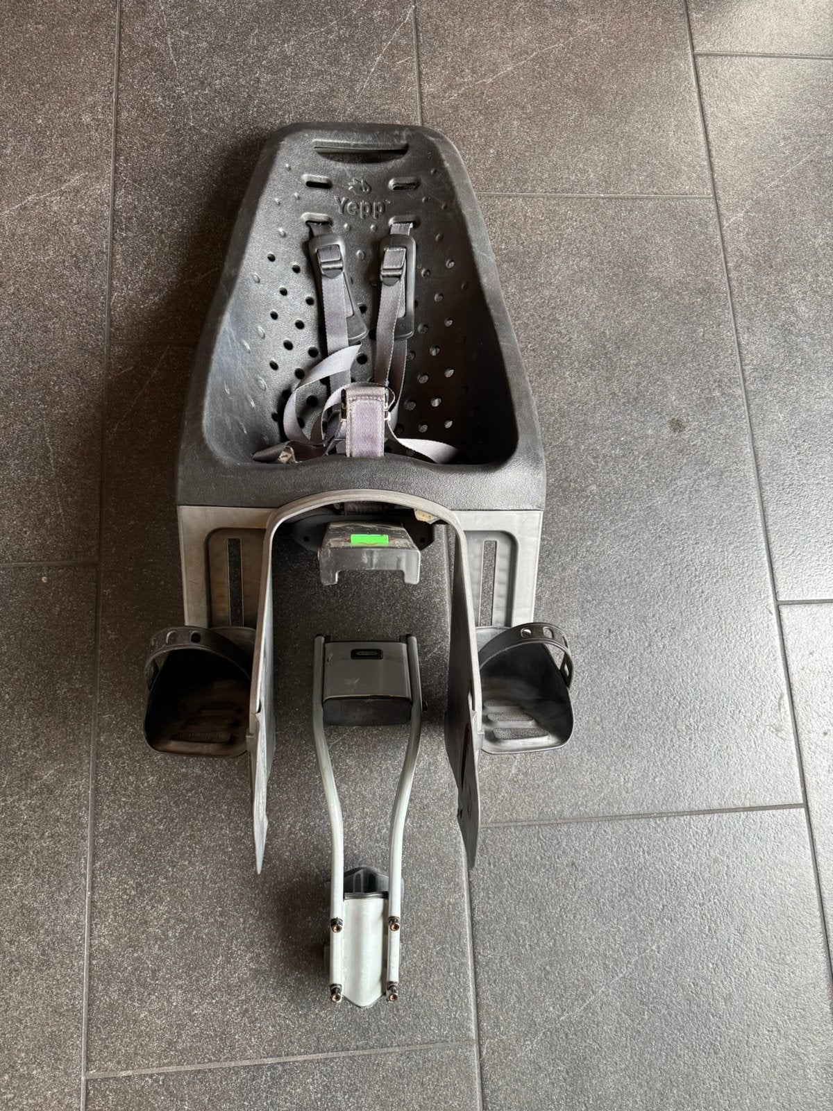 Mooie zwart Yepp fietsstoel met zadelbuisbevestiging, Ophalen, Achterzitje, Voetsteuntjes