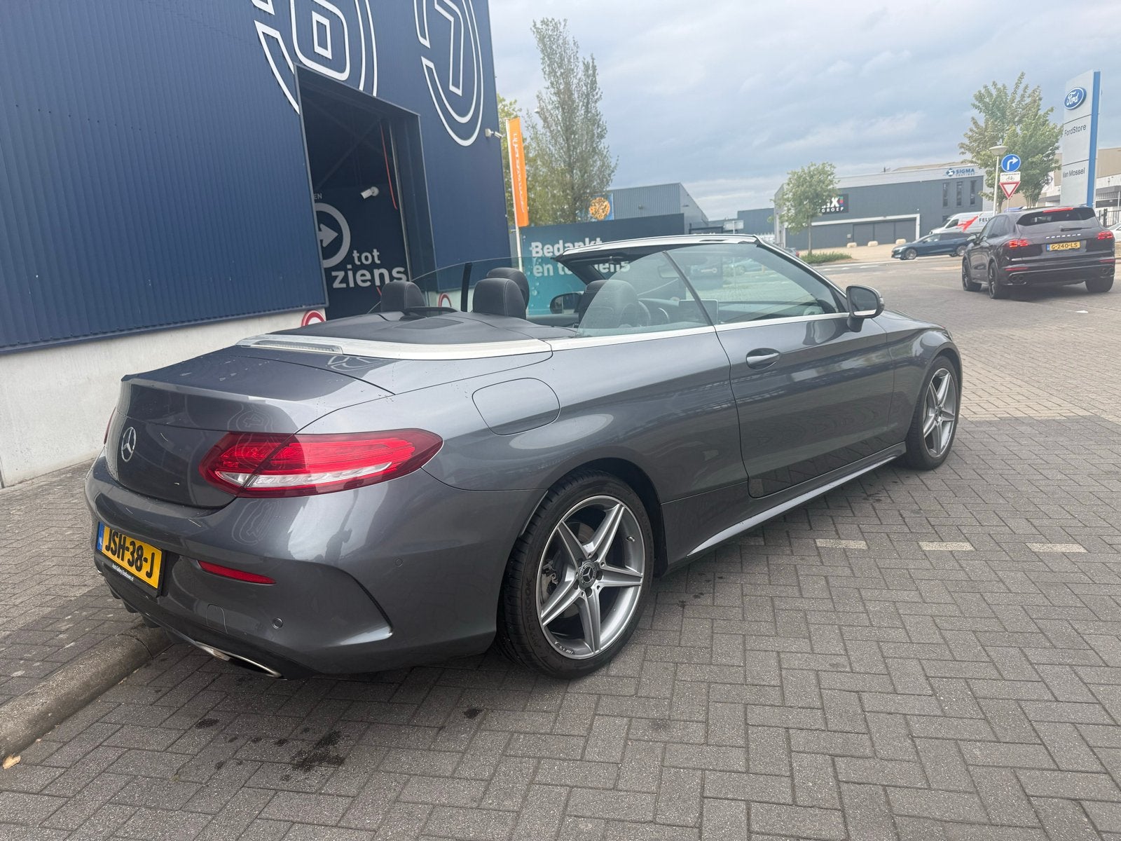 Mercedes-Benz C-Klasse C180 AMG 156pk 9G-TRONIC 2017 Grijs, 1800 kg, Zwart, Cabriolet, 1595 cc