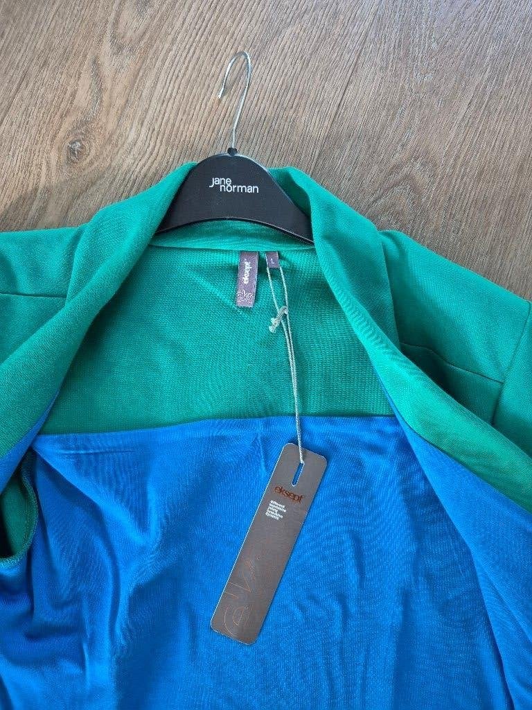 Te Koop nieuw groen kort jasje, Maat 42/44 (L), Nieuw, Ophalen of Verzenden, Jasje