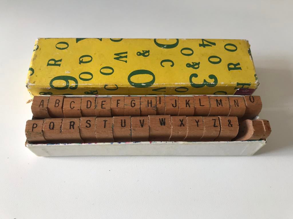 Vintage doosje houten letters,stempellettertjes, Ophalen of Verzenden, Houten stempel