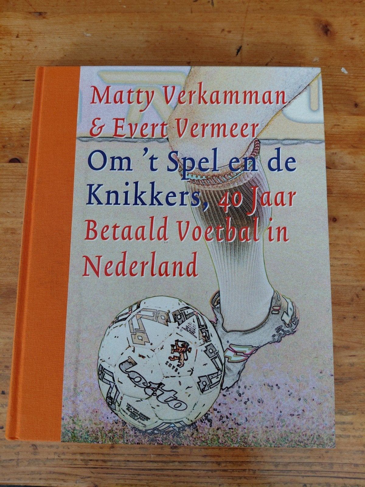 Om 't Spel en de Knikkers 40 jaar Betaald Voetbal, Ophalen of Verzenden, Zo goed als nieuw, Balsport