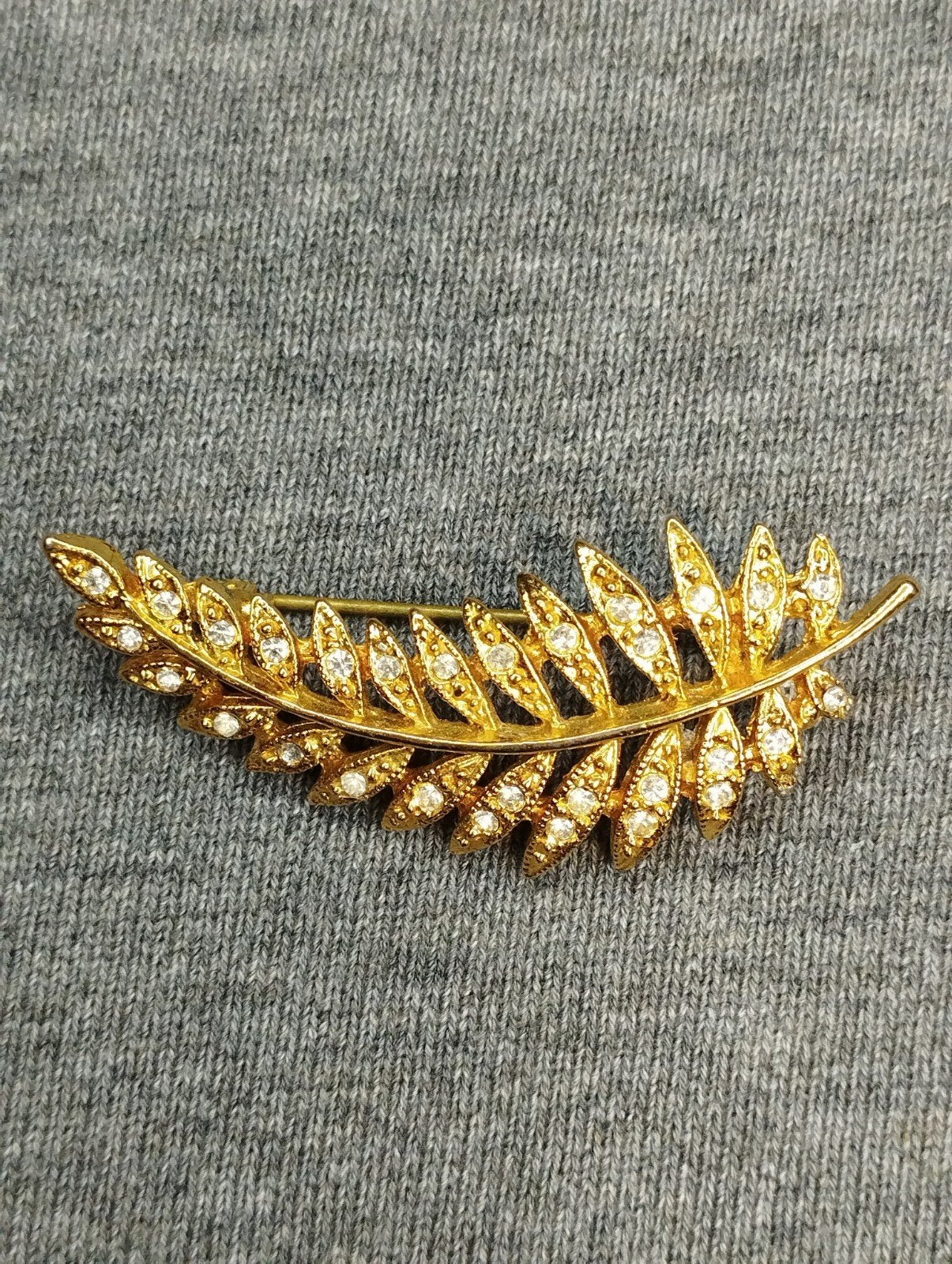 Een zeer mooie vintage broche in de vorm van een varentak., Sieraden, Tassen en Uiterlijk, Ophalen of Verzenden, Zo goed als nieuw
