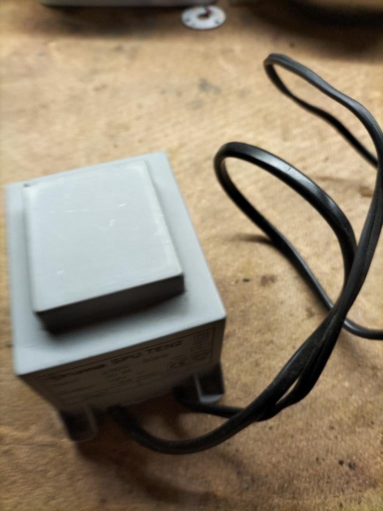 Diverse voedingen 230/12 v en 24 v voor caravan of hobby, Ophalen of Verzenden, Zo goed als nieuw