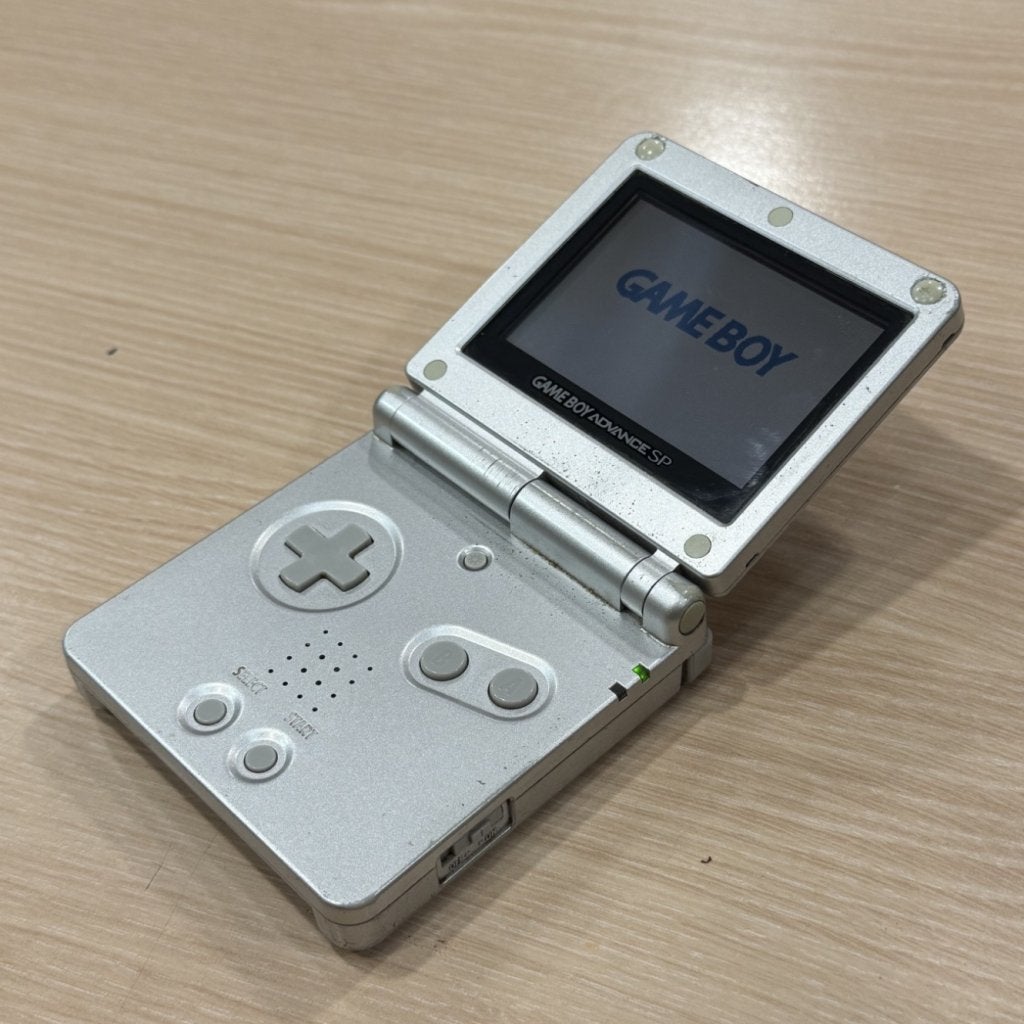 Nintendo Game Boy SP Silver in gebruikte staat, Nintendo, Zo goed als nieuw, Support@nintendo.com, 11-1 Hokotate-cho, Kamitoba, Minami-ku
Kyoto 601-8501
Japan