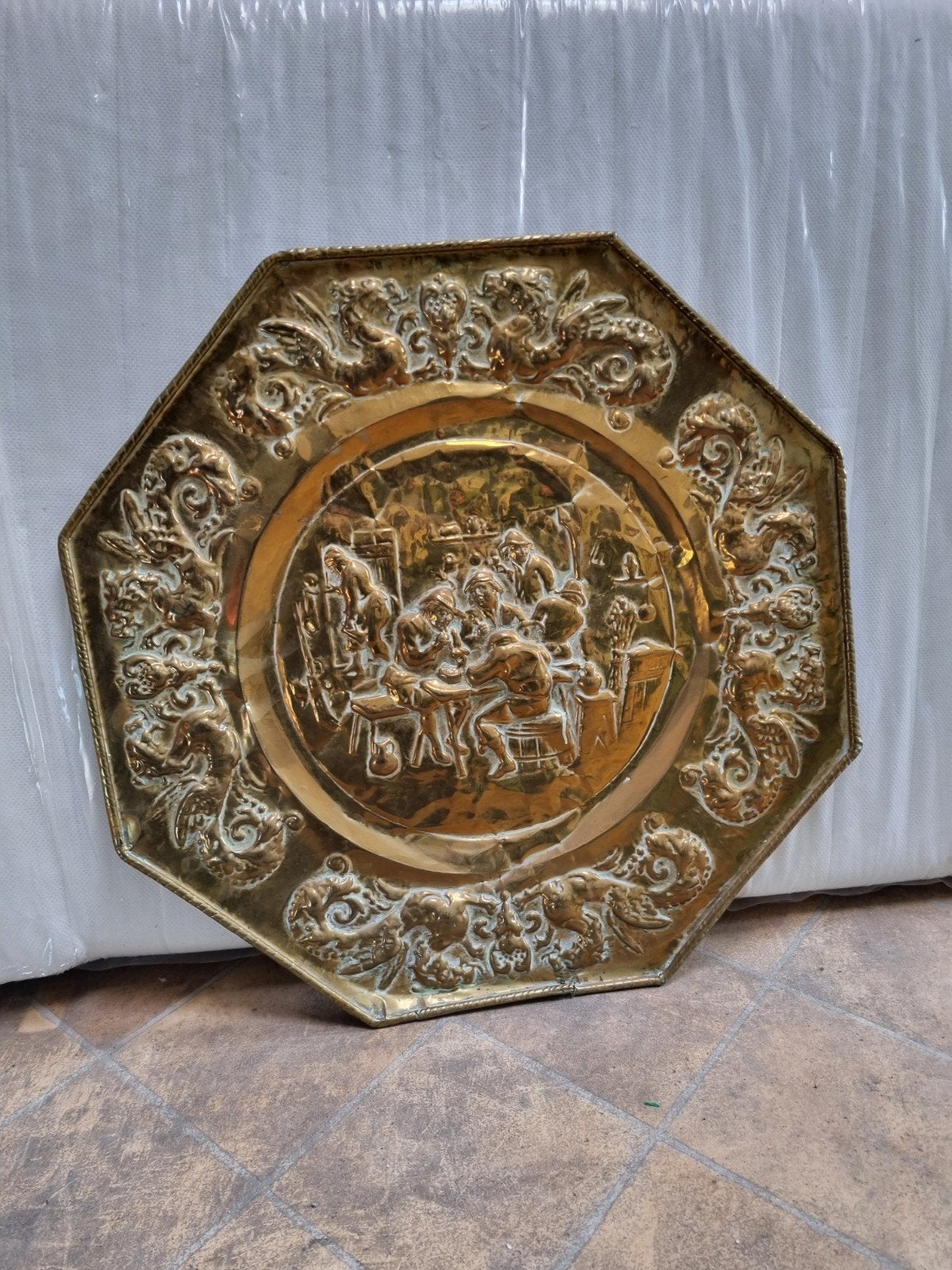 Groot Achthoekig Koperen Wandbord - Herbergscène Draken, Antiek en Kunst, Antiek | Wandborden en Tegels, Ophalen