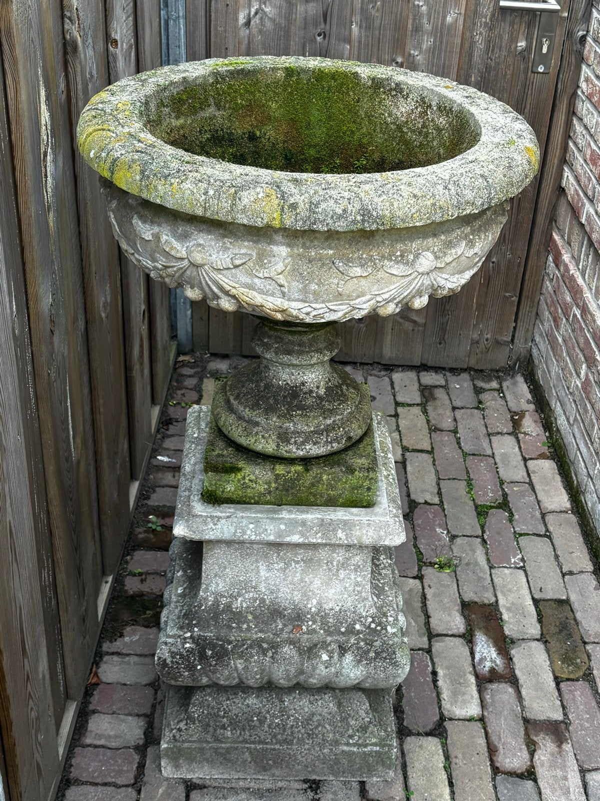 Grote klassieke stenen tuinvaas op sokkel, Tuin en Terras, Ophalen, Gebruikt