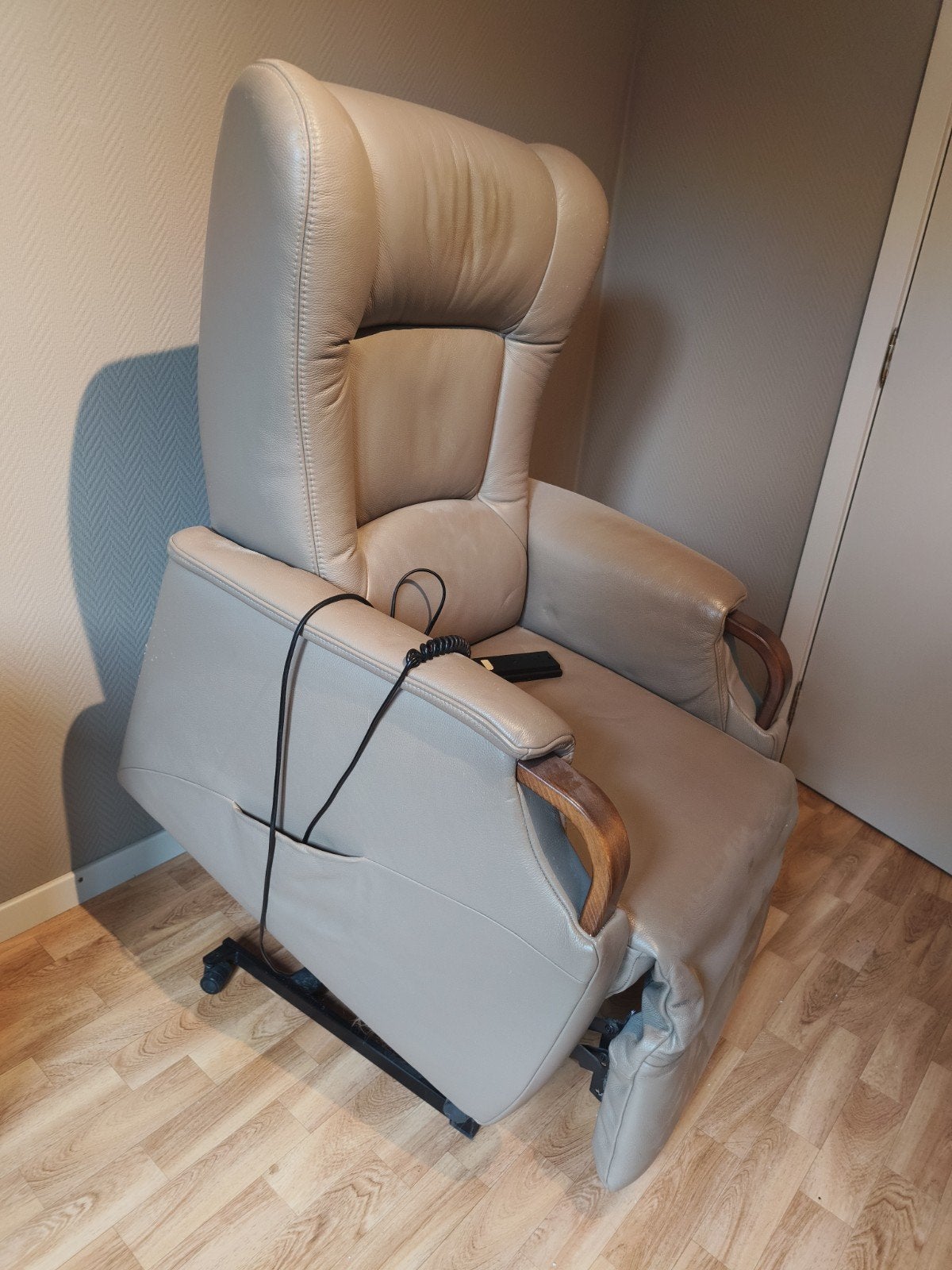 Elektrische relaxfauteuil met lichte gebruikssporen