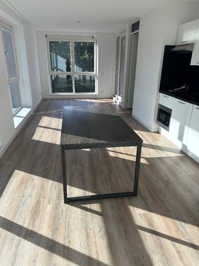 Tafel met stalen poten, Ophalen, 50 tot 100 cm, Zo goed als nieuw, Vijf personen of meer