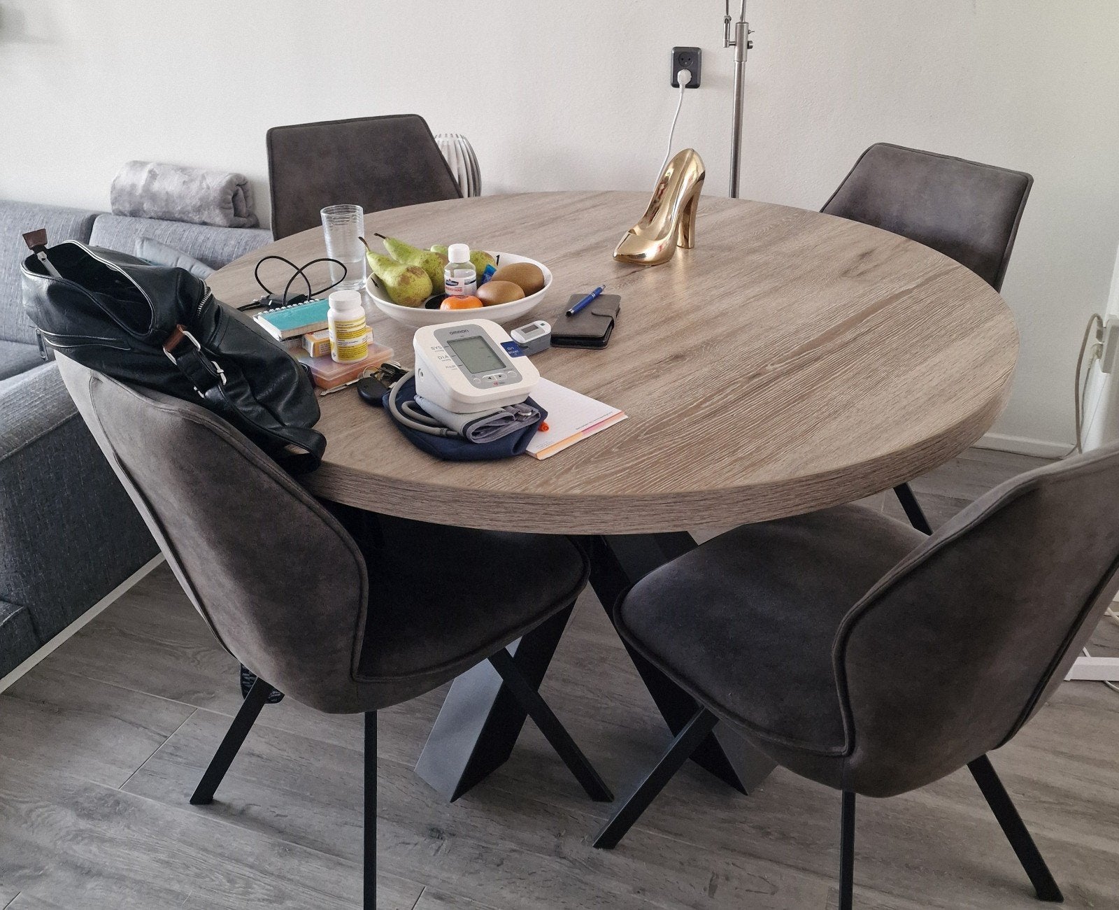 Moderne ronde eettafel met metalen spinpoot, Huis en Inrichting, Tafels | Eettafels, Modern, Industrieel, Rond, Zo goed als nieuw