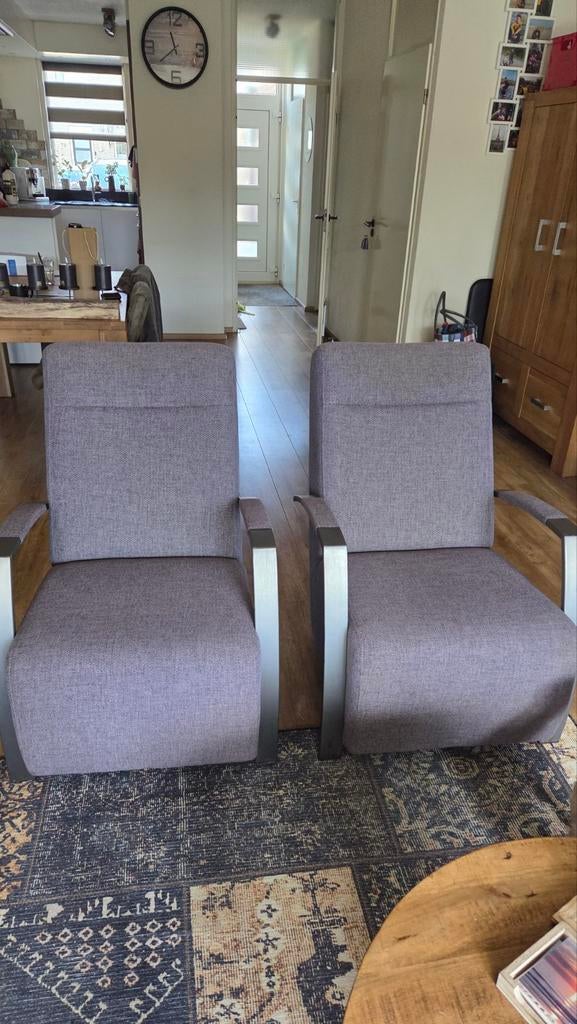 Twee comfortabele fauteuils - grijs met metalen armleuningen, Ophalen, Gebruikt, 75 tot 100 cm, Stof