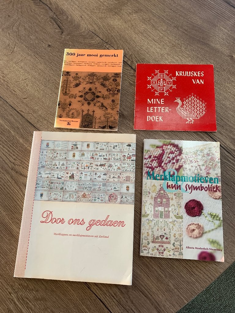 Merklappen 4 boeken, Verzenden, Gelezen, Borduren en Naaien