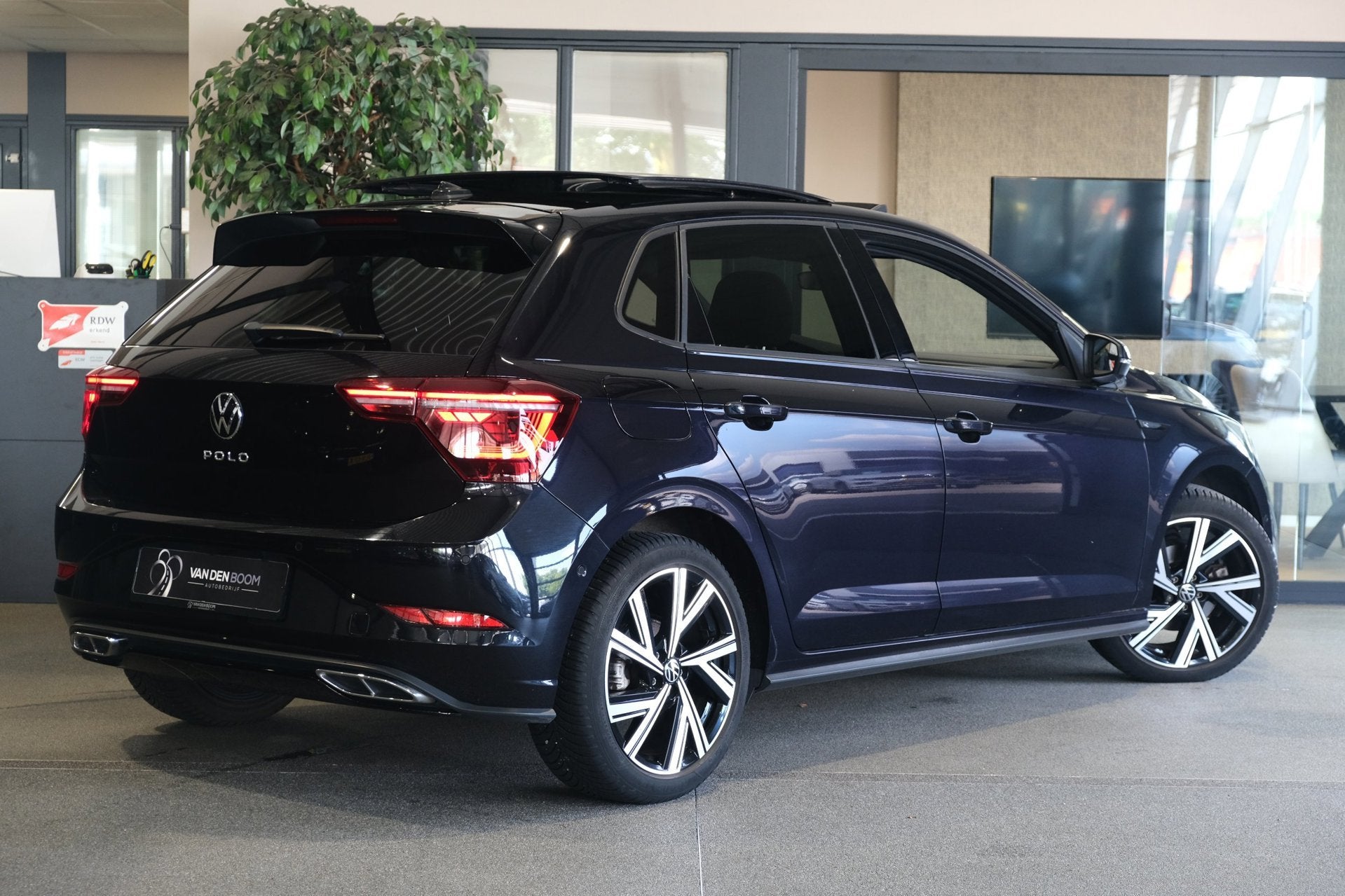 Volkswagen Polo 1.0 TSI 2x R-Line 110PK DSG Facelift Pano IQ, Gebruikt, Zwart, Origineel Nederlands, Bedrijf