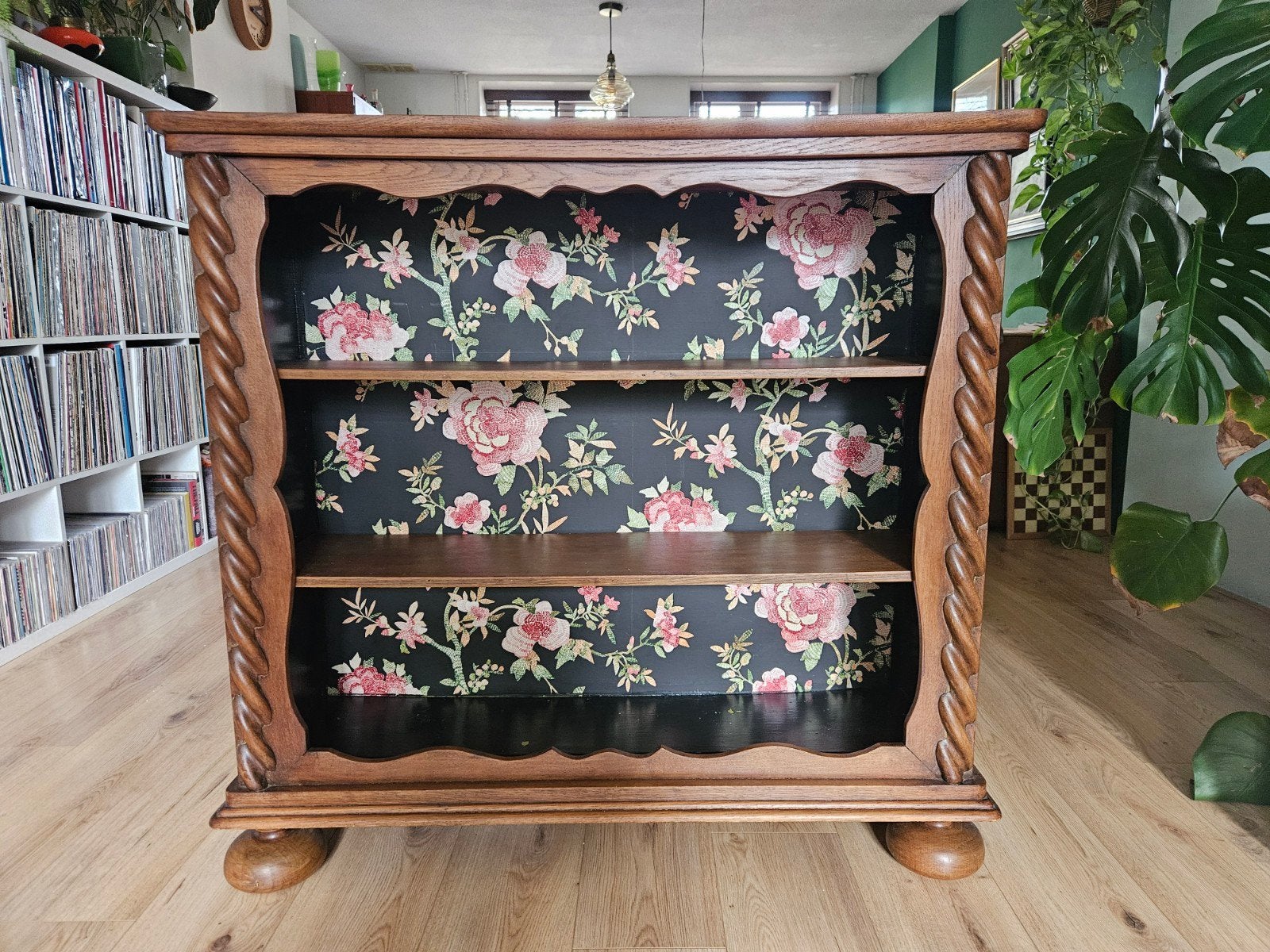 Houten boekenkastje met bloemenprintbehang, Huis en Inrichting, Ophalen, Gebruikt, 50 tot 100 cm, Minder dan 100 cm