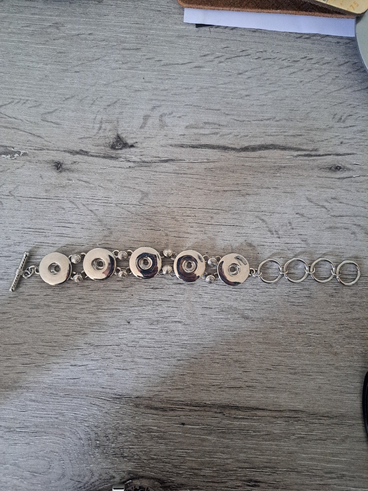Zilverkleurige armband met verwisselbare Chucks knopen, Ophalen of Verzenden, Gebruikt, Zilver, Overige materialen