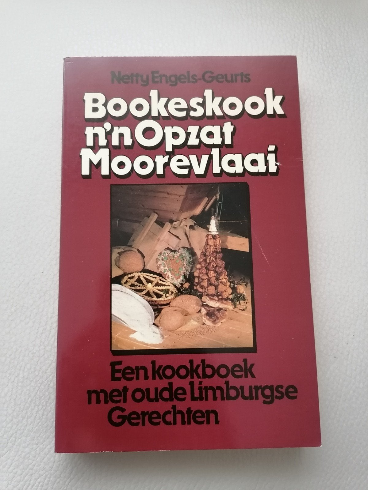 Boek: Bookeskook n'n Opzat Moorevlaai - Limburgse Recepten, Boeken, Gelezen, Netty Engels-Geurts, Ophalen of Verzenden, Hoofdgerechten