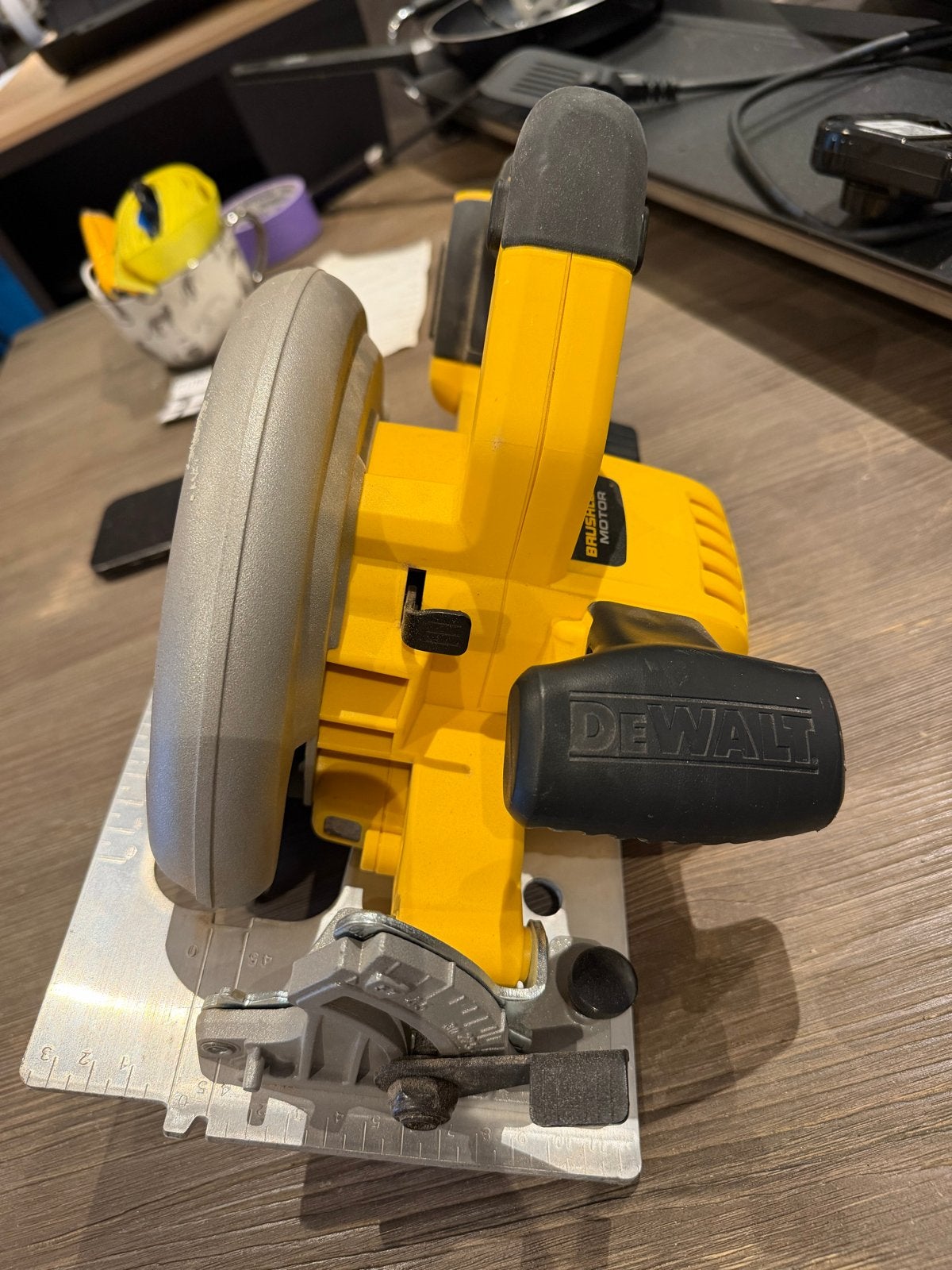 DeWalt DCS570 Cirkelzaag 18V XR Li-ion - Zo goed als nieuw, Cirkelzaag, ., 70 mm of meer, Ophalen of Verzenden