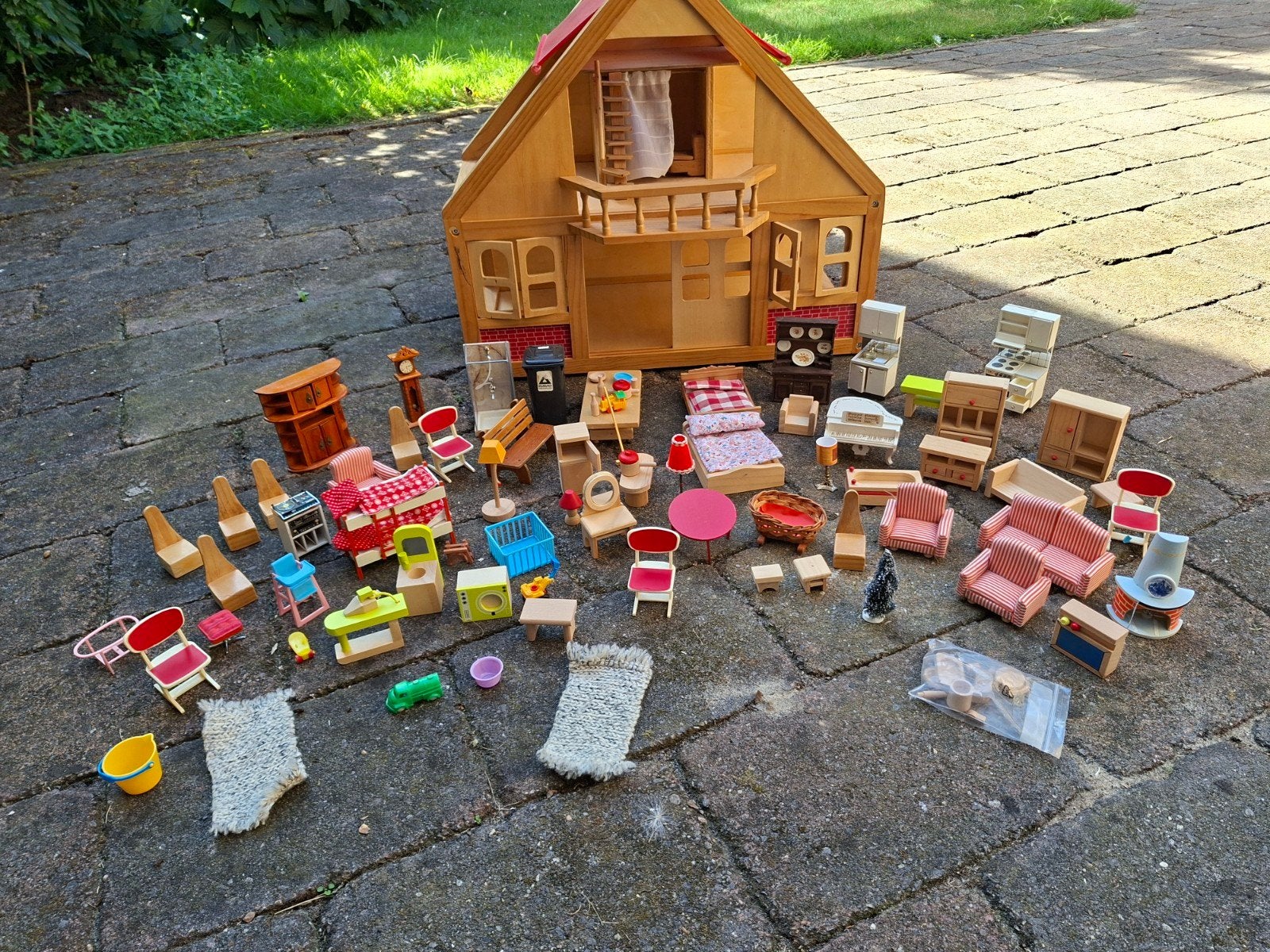 Houten poppenhuis met meubels en poppen, Ophalen, Gebruikt, Poppenhuis