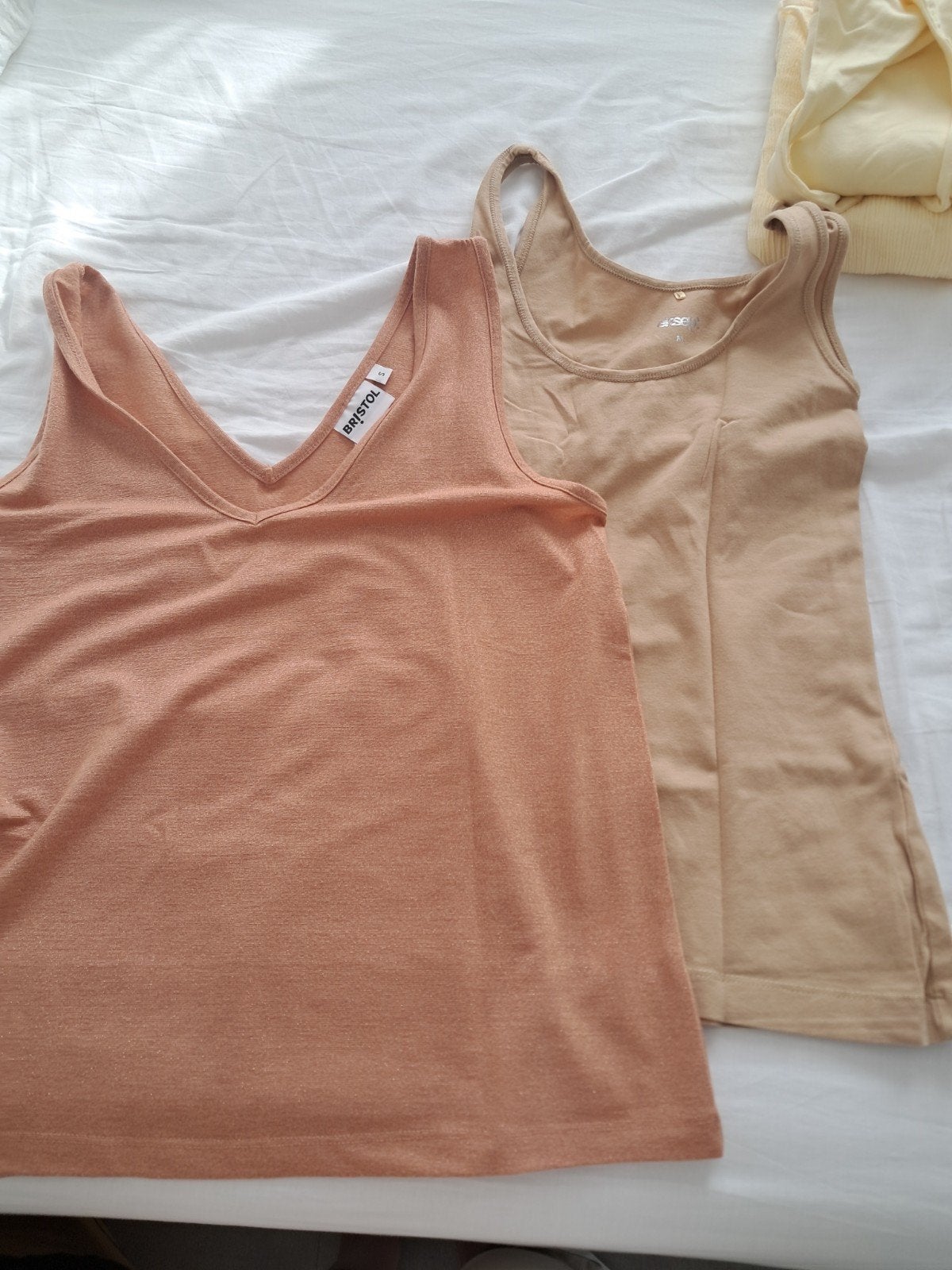 2 mouwloze shirtjes, zo goed als nieuw (S & M), Beige, Ophalen of Verzenden, Zo goed als nieuw, Bristol