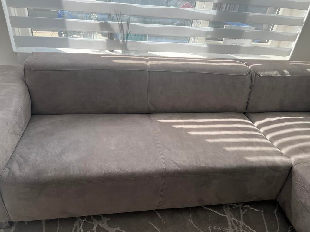 Lichtgrijze suède bank – stijlvol & tijdloos (Montèl), Ophalen of Verzenden, Zo goed als nieuw, 75 tot 100 cm