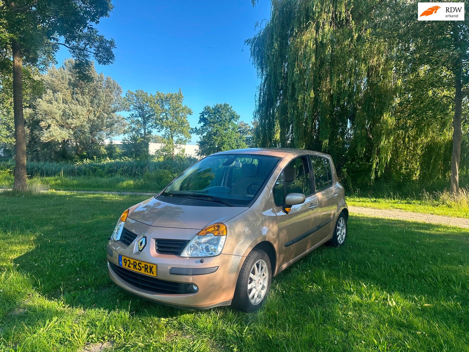 Renault Modus 1.6-16V Privilège Luxe Airco Cruise PDC 104DK, Gebruikt, 4 cilinders, Lichtsensor, Beige