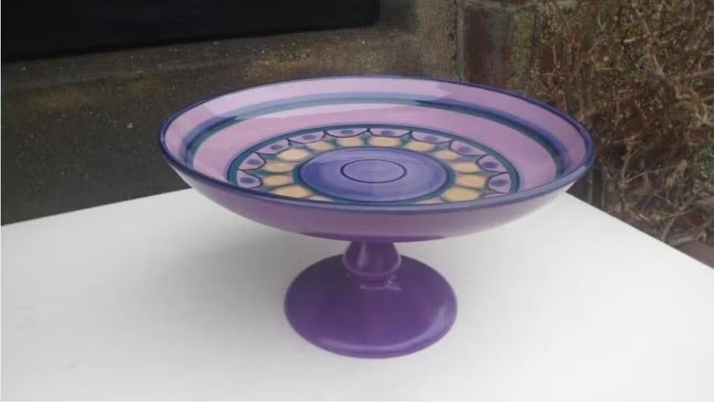 Schaal op voet FLORA Gouda Holland Lila, Tazza / Fruitschaal, Antiek en Kunst, Antiek | Keramiek en Aardewerk, Ophalen of Verzenden
