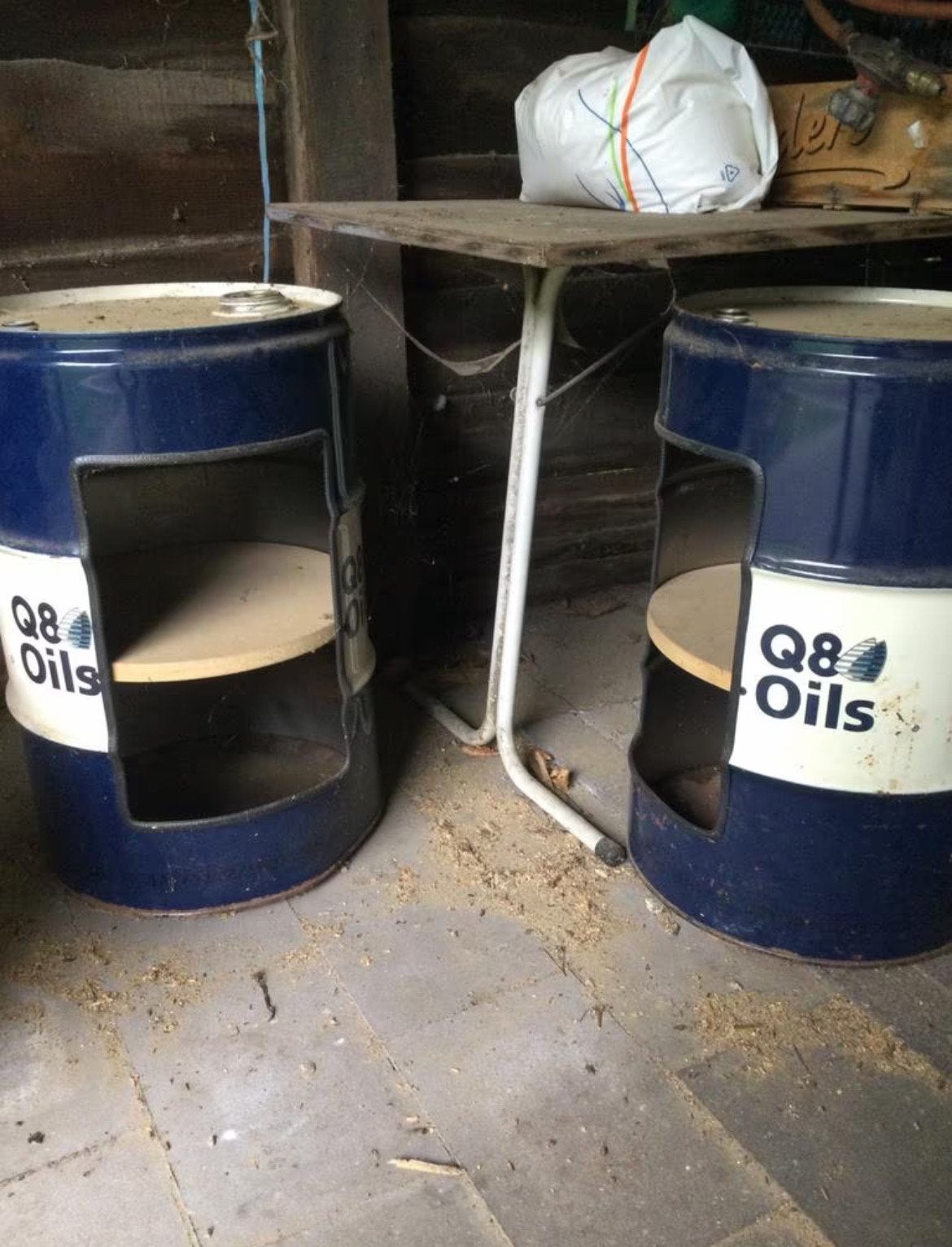 Q8 Oils olievaten omgebouwd tot opslag/tafeltjes, Ophalen, Gebruikt
