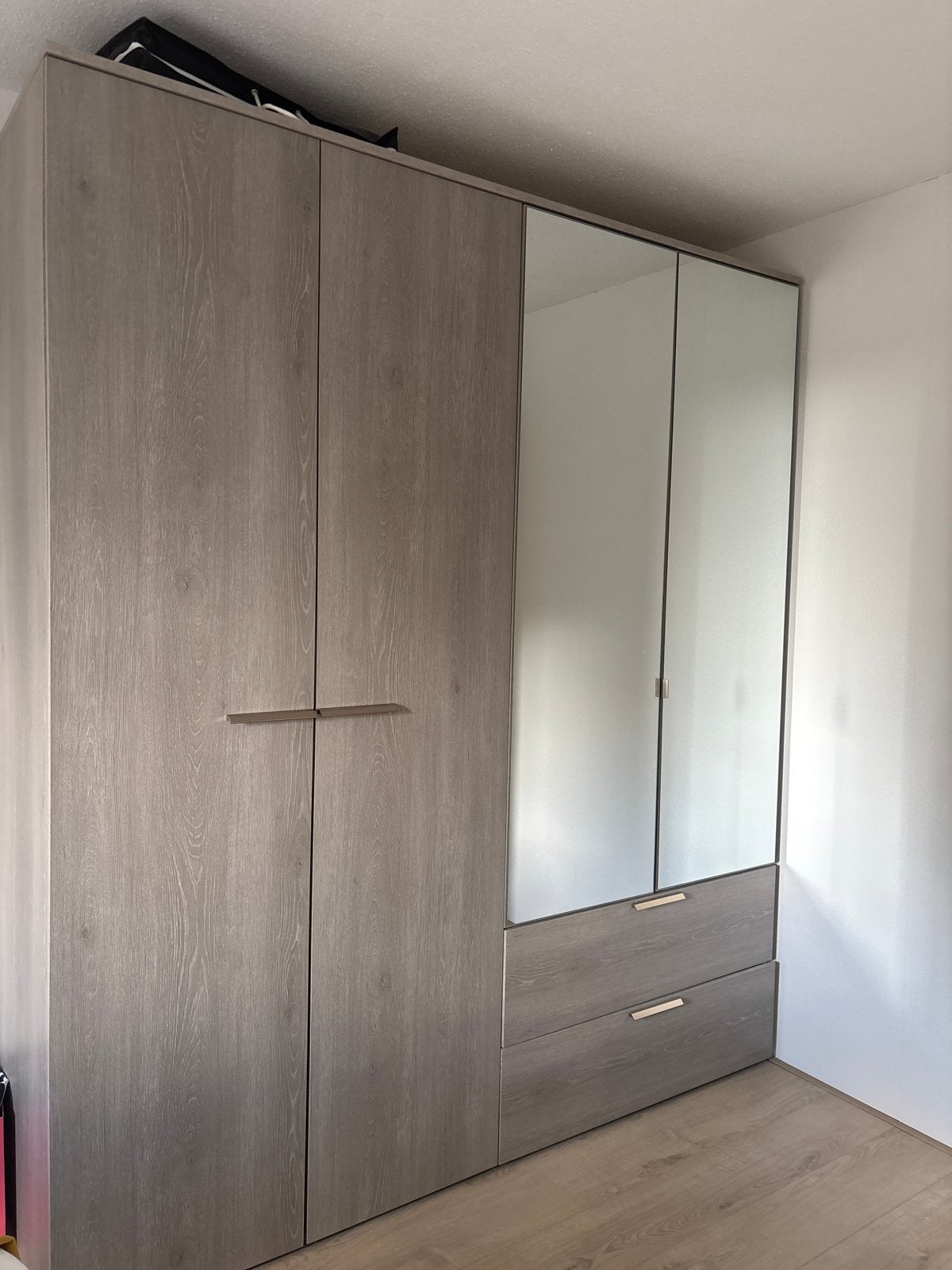 Kledingkast Leen Bakker met spiegel, hanggedeelte en planken, Huis en Inrichting, Kasten | Kledingkasten, Ophalen, Gebruikt, 200 cm of meer