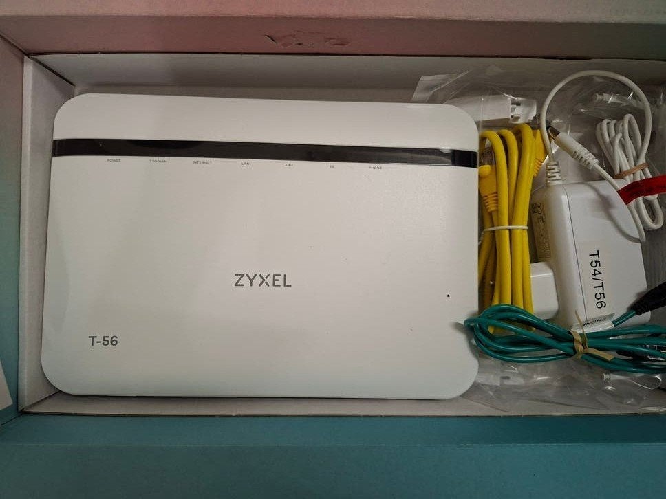 NIEUW Zyxel T-56 modem router in doos incl kabels ongeopend, Computers en Software, Routers en Modems, Verzenden, Nieuw, Router met modem