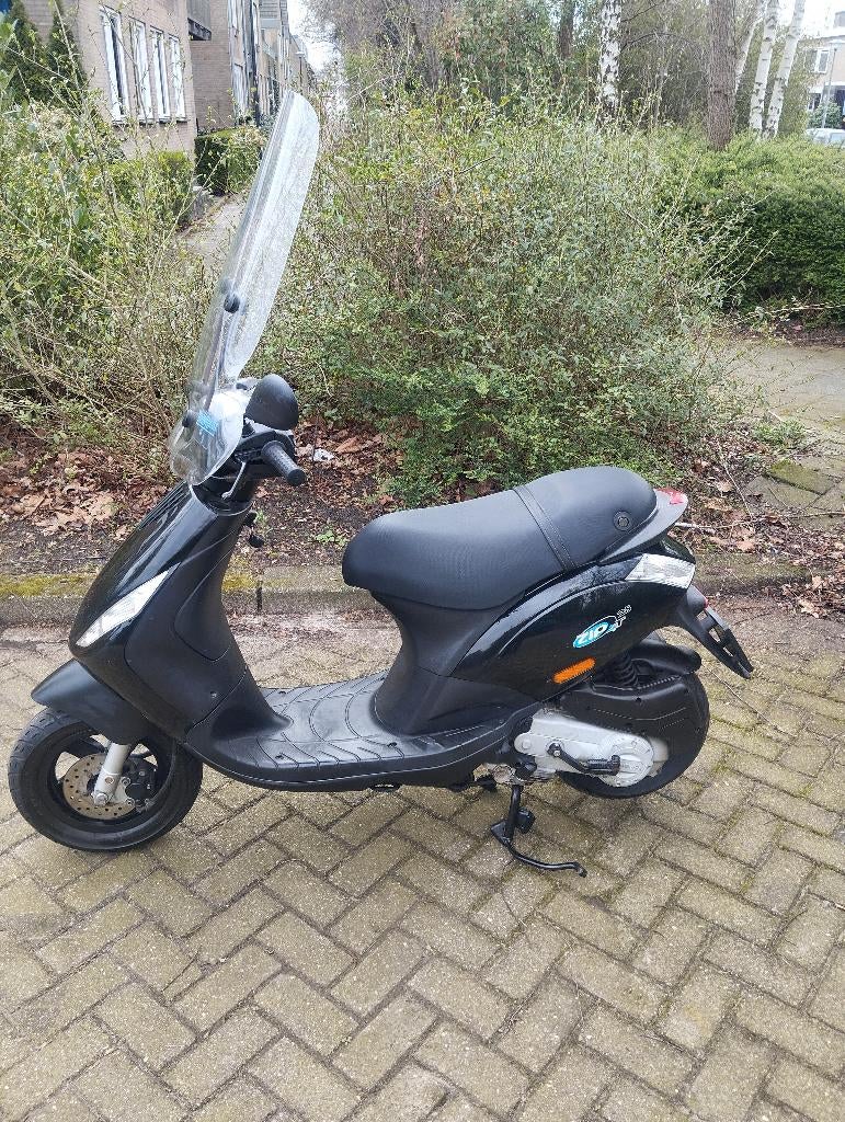 Piaggio Zip, Fietsen en Brommers, Scooters | Piaggio, Zo goed als nieuw, Zip, Maximaal 25 km/u, Benzine, Ophalen of Verzenden