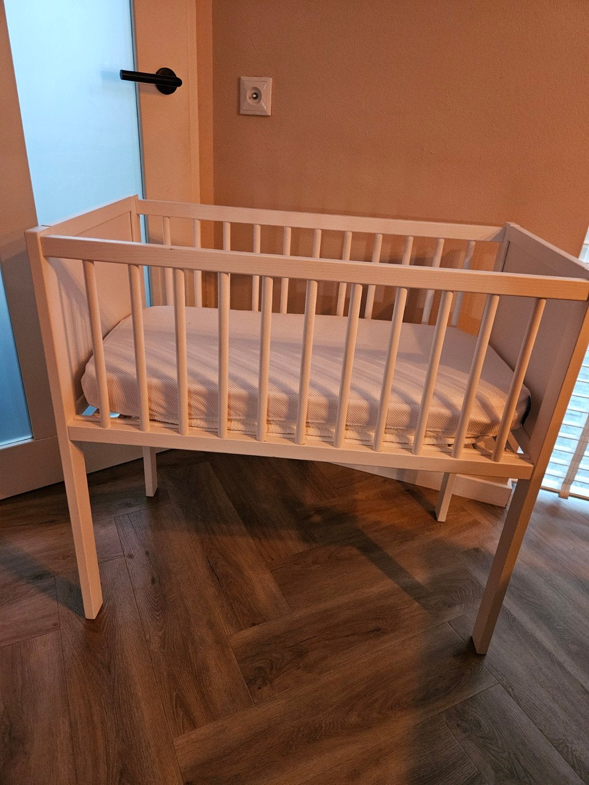Wit houten wiegje met matrasje + Aerosleep topper, Ophalen, Zo goed als nieuw, Wieg