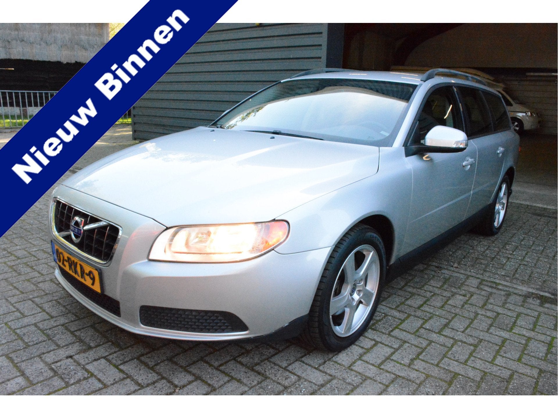 Volvo V70 2.0 Momentum|Automaat|Trehaak| (bj 2009), Auto's, Voorwielaandrijving, 145 pk, Gebruikt, Zwart
