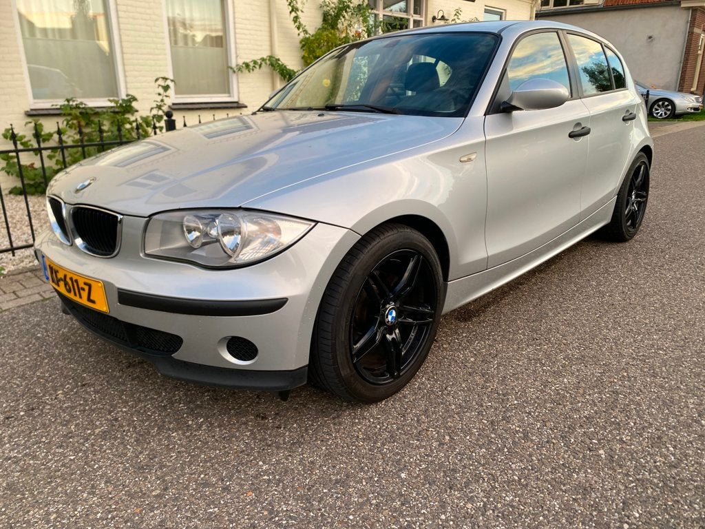BMW 1-serie 118i Leer,Stoelverwarming,airco,NAP., Auto's, 1-Serie, Achterwielaandrijving, Zwart, 4 cilinders