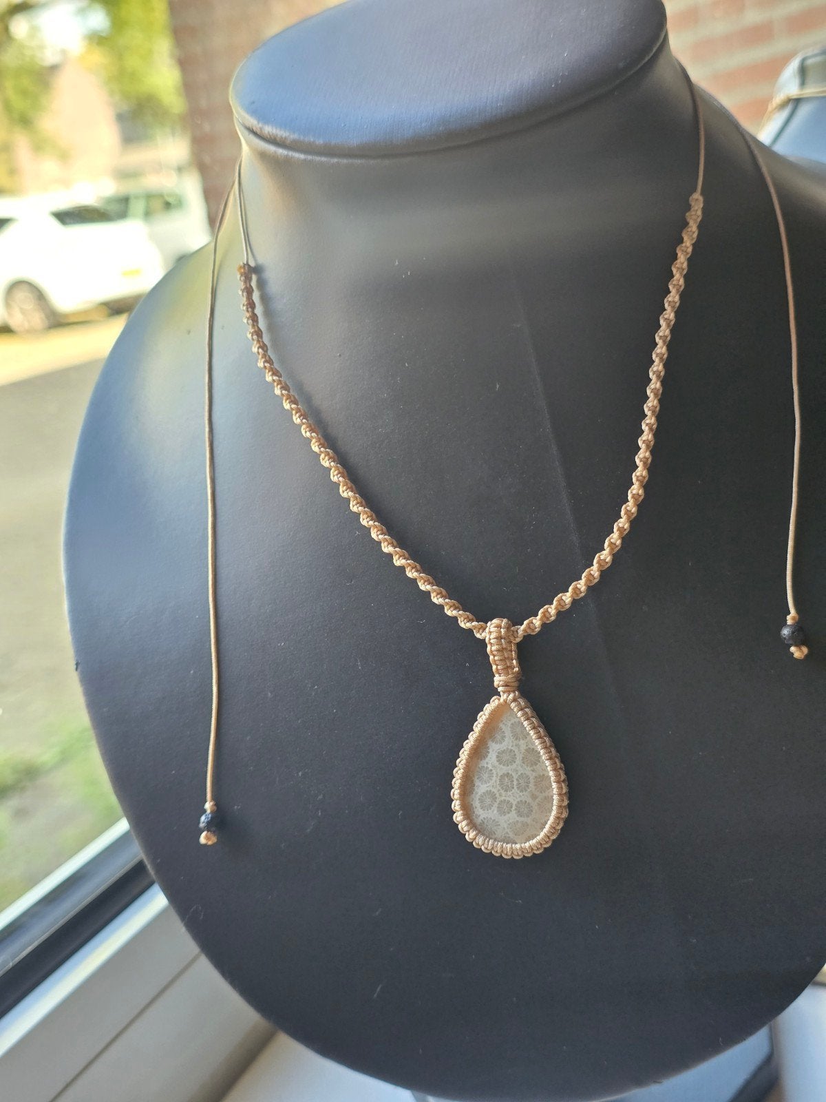 Handgemaakte macramé ketting met versteend koraal, Ophalen of Verzenden