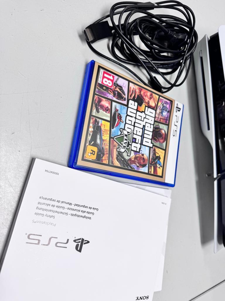 Sony PlayStation 5 met 2 controllers en Grand Theft Auto V, Spelcomputers en Games, Spelcomputers | Sony PlayStation 5, Verzenden
