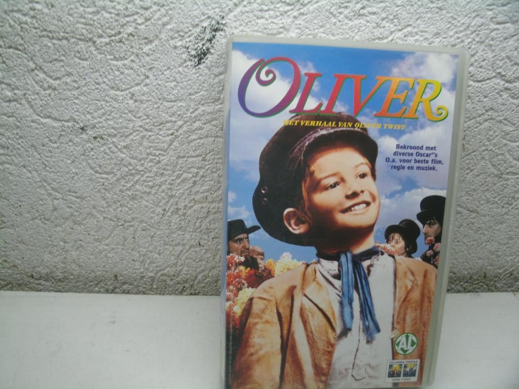 vhs 111a oliver ontsnapt uit een weeshuis, Alle leeftijden, Ophalen of Verzenden, Zo goed als nieuw