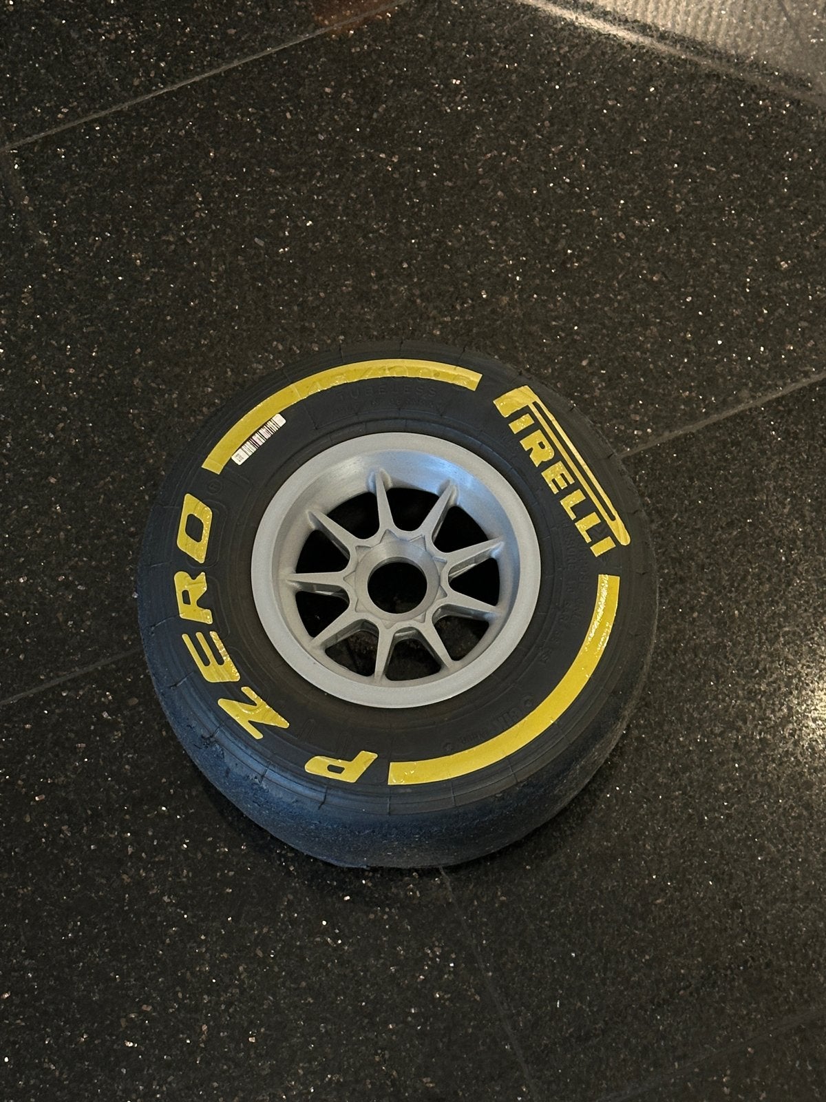 Pirelli P ZERO F1 (Kart) Band op Velg - decoratief item, Ophalen, Gebruikt, Formule 1