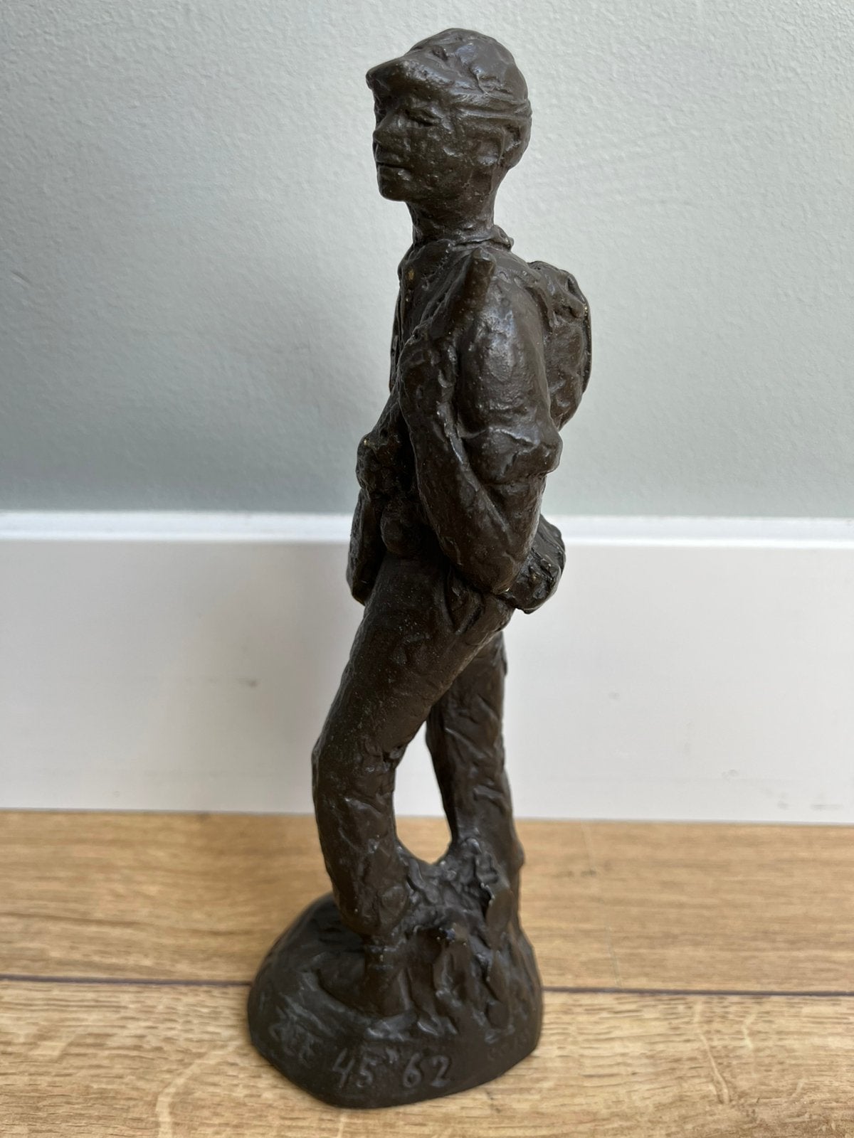 ==Vintage== Beeld 'Soldaat Overzee 45-62', Antiek en Kunst, Kunst | Beelden en Houtsnijwerken, Ophalen of Verzenden, 20 - 50 cm